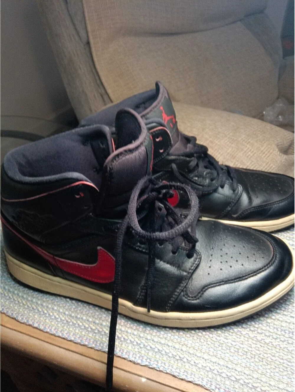 Jordan Air Jordan 1 Retro Mid Black Team Red 554724-009 Men's Sneaker Size 10.5